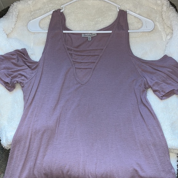 Charlotte Russe Open Shoulder Top - Picture 3 of 4